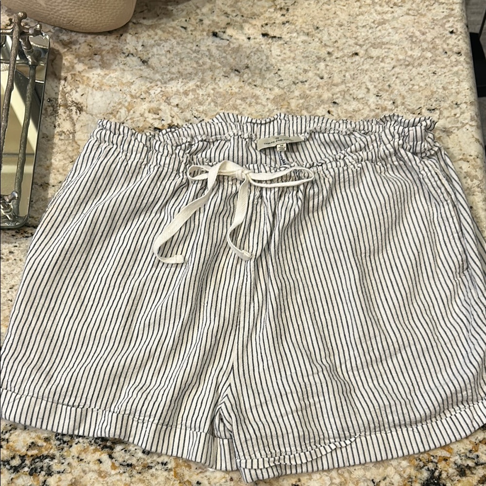 Striped Women's Shorts
Adjustable waist
Back and side pockets